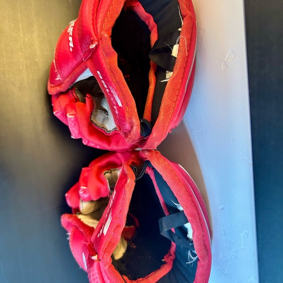 Bauer 500 Junior 8” Red and White Hockey Gloves - Picture 6 of 9